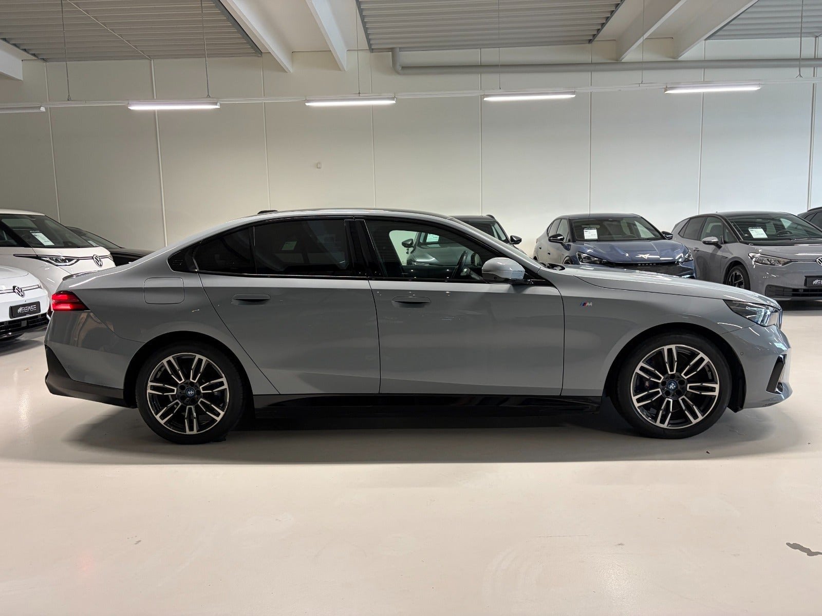 Grå BMW i5 fra 2024