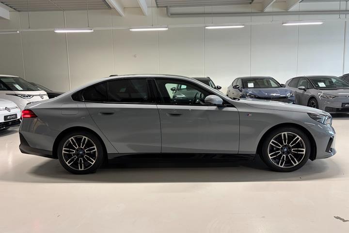 Grå BMW i5 fra 2024