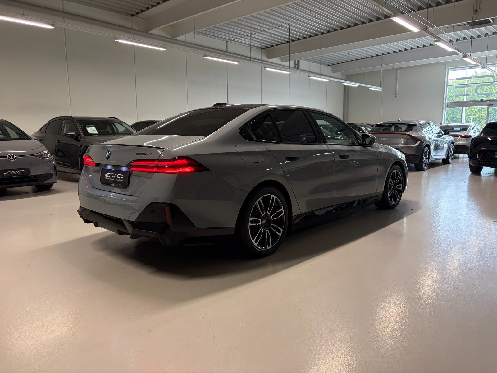 Grå BMW i5 fra 2024