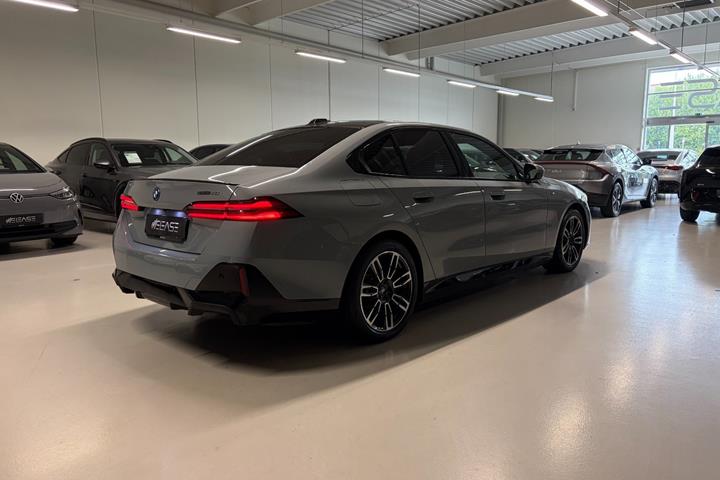 Grå BMW i5 fra 2024