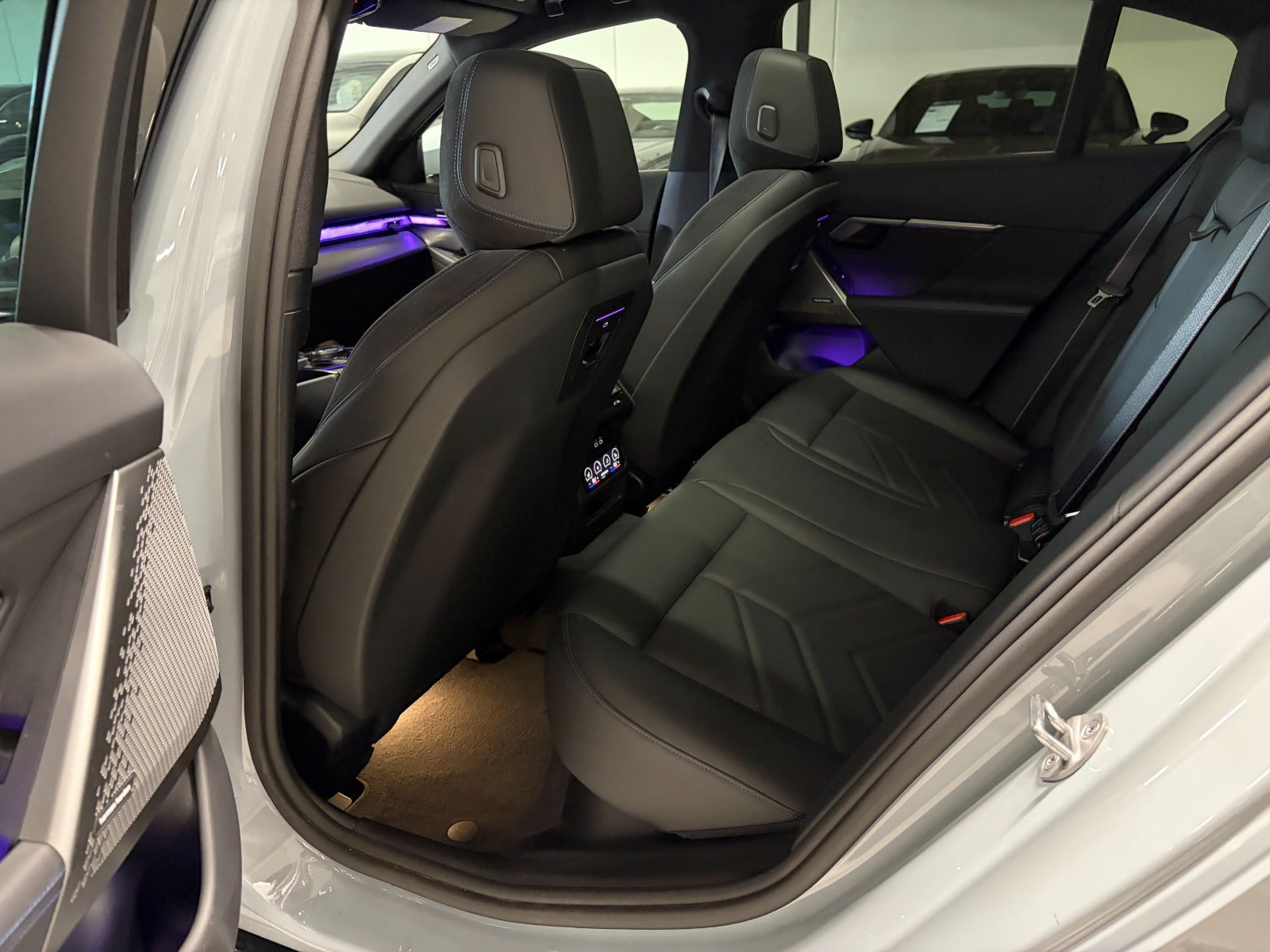 Grå BMW i5 fra 2024