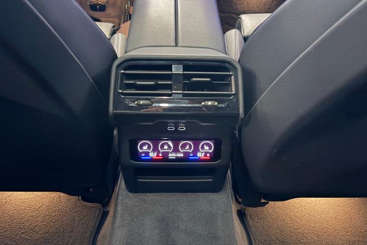 Grå BMW i5 fra 2024