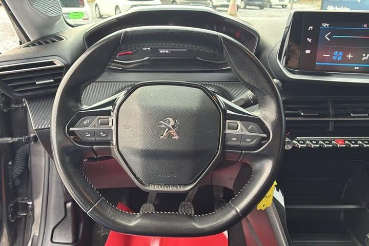Grå Peugeot 208 fra 2020