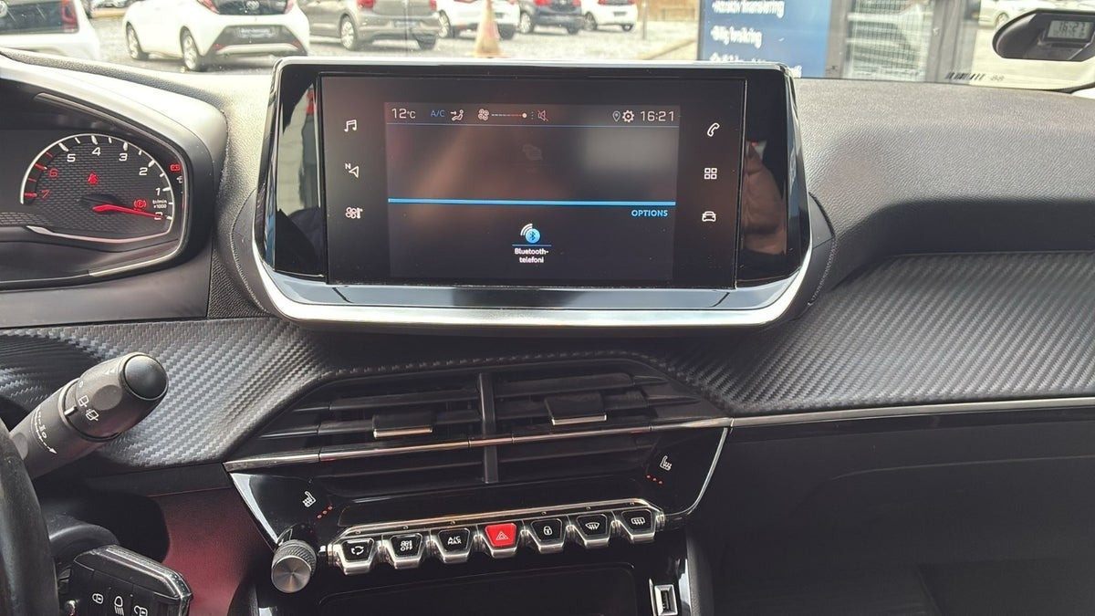 Grå Peugeot 208 fra 2020