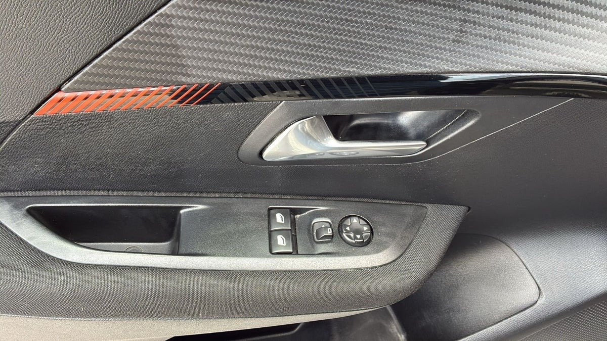 Grå Peugeot 208 fra 2020
