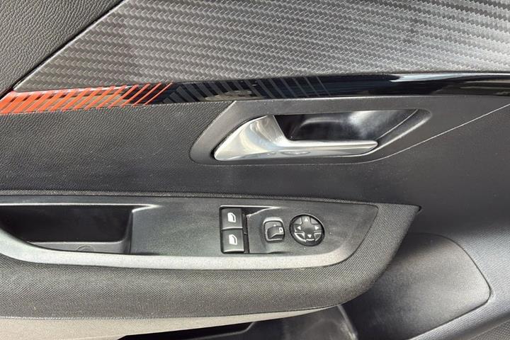 Grå Peugeot 208 fra 2020