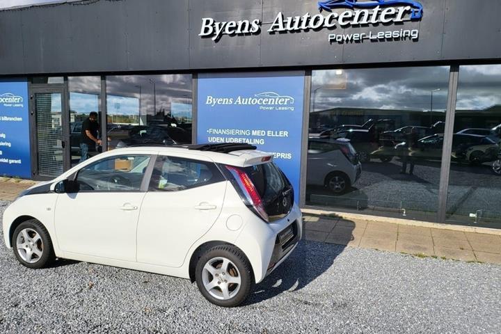 Hvid Toyota Aygo fra 2015