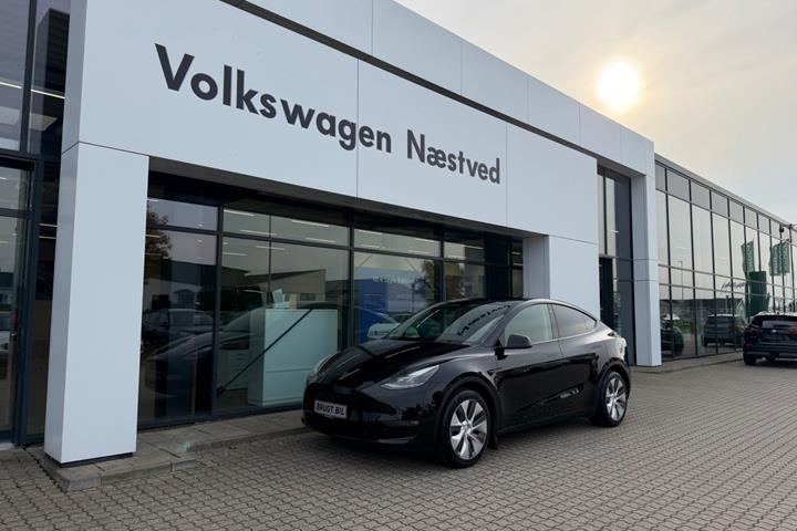 Sort Tesla Model Y fra 2023