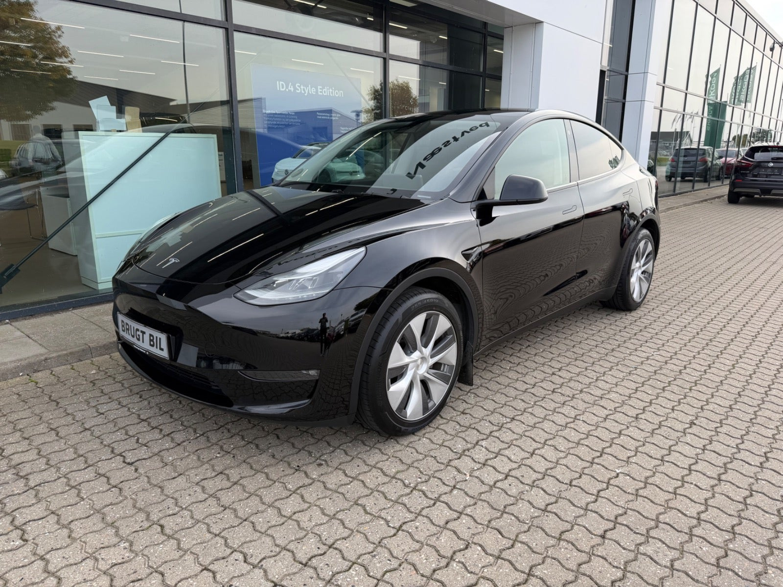 Sort Tesla Model Y fra 2023