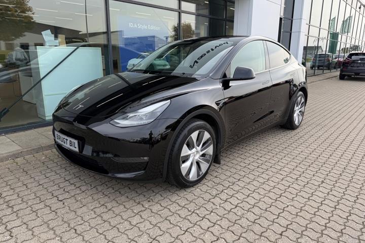 Sort Tesla Model Y fra 2023
