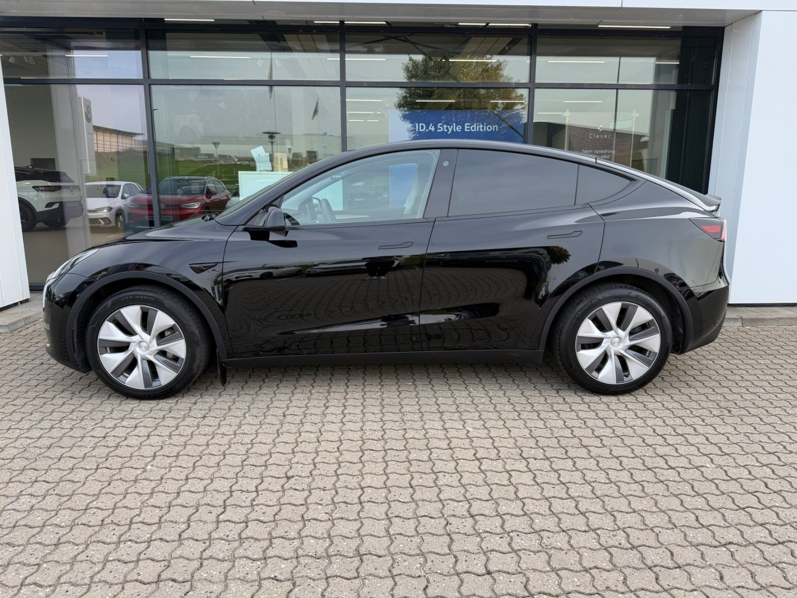 Sort Tesla Model Y fra 2023