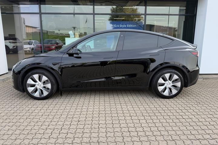 Sort Tesla Model Y fra 2023