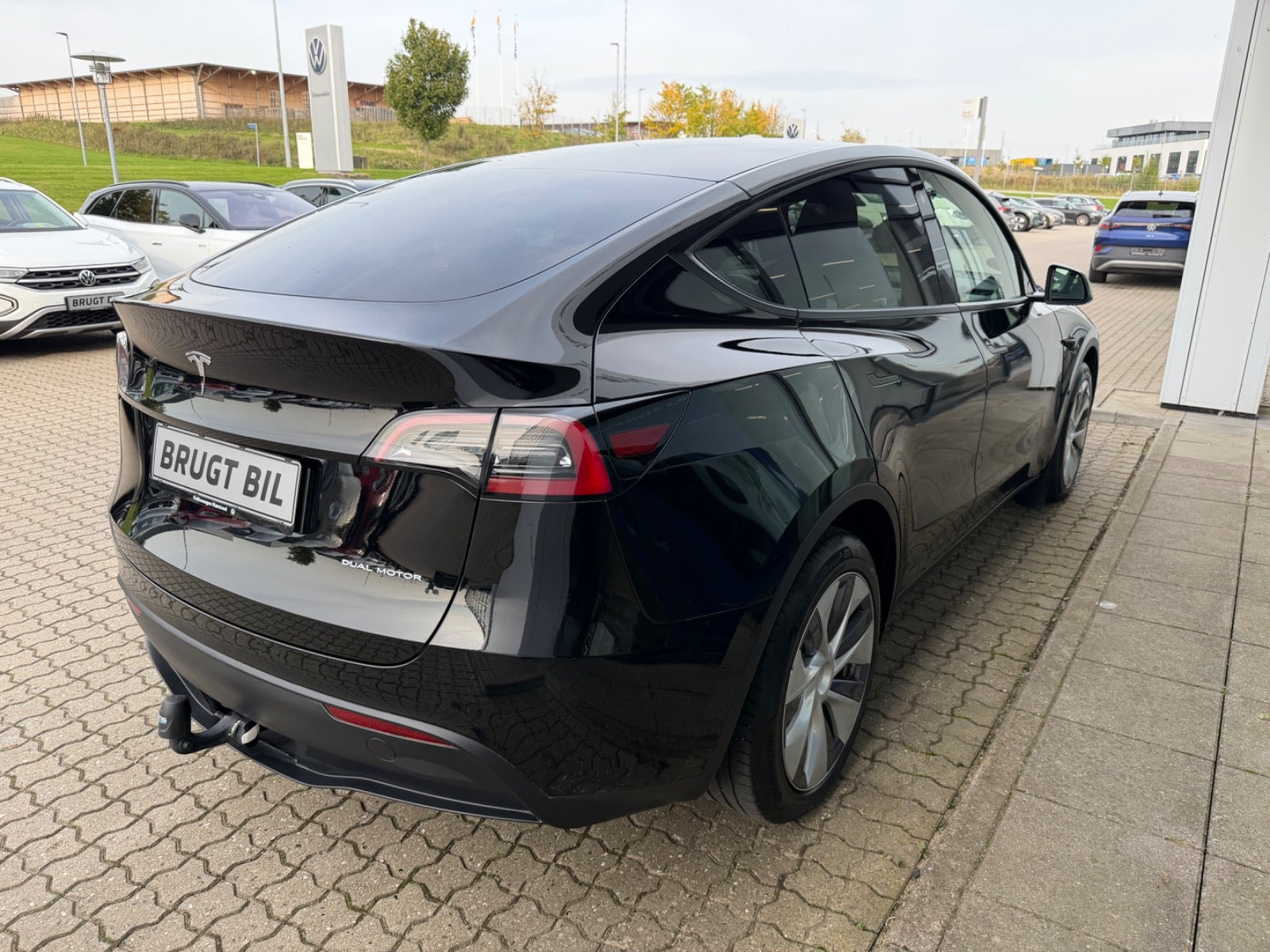 Sort Tesla Model Y fra 2023