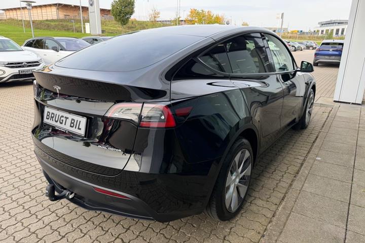 Sort Tesla Model Y fra 2023