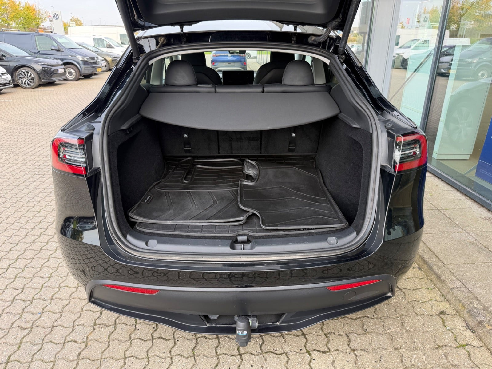Sort Tesla Model Y fra 2023