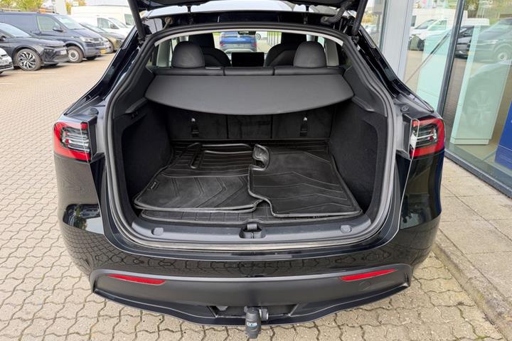 Sort Tesla Model Y fra 2023