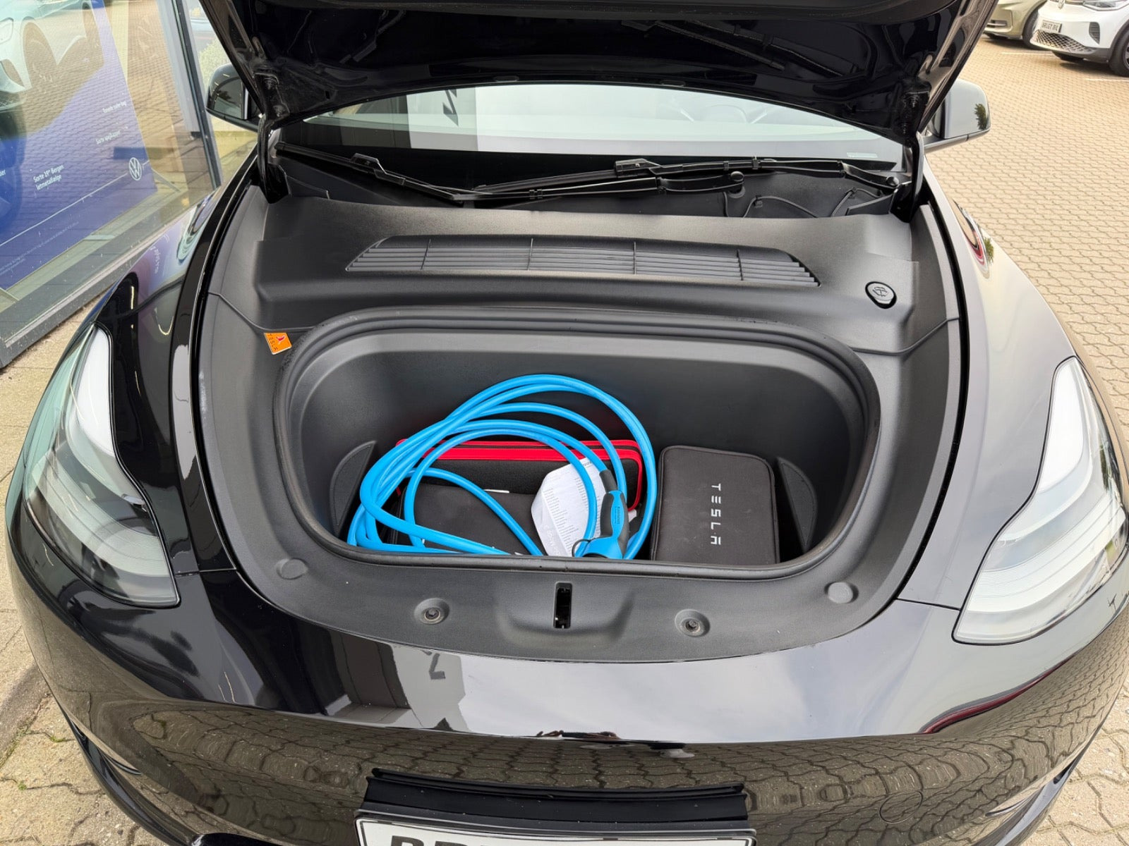 Sort Tesla Model Y fra 2023