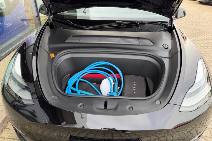 Sort Tesla Model Y fra 2023