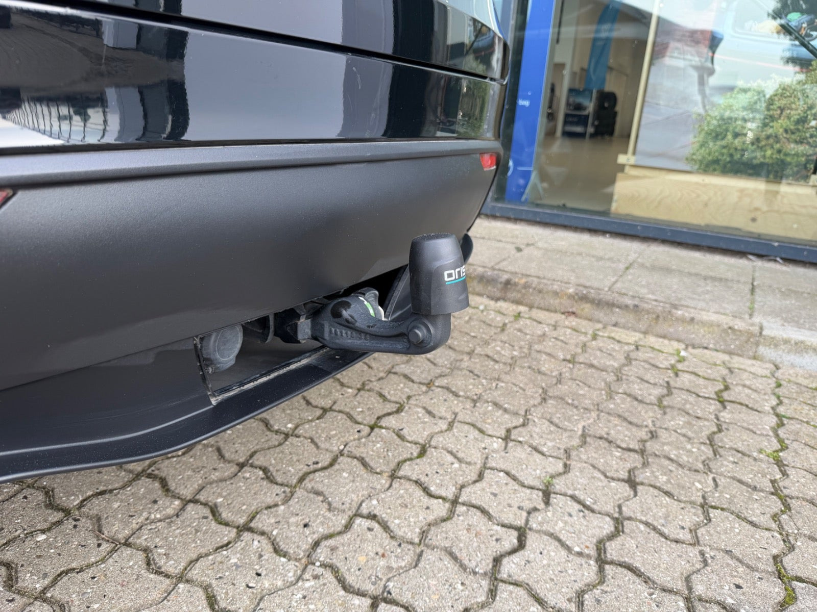 Sort Tesla Model Y fra 2023