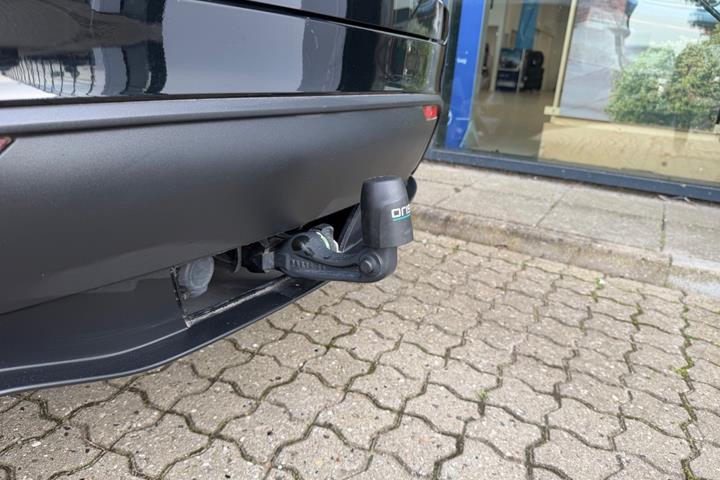 Sort Tesla Model Y fra 2023