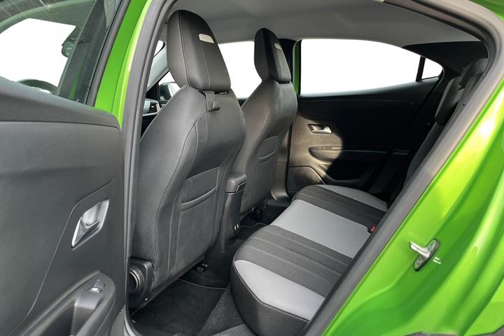 Grøn Opel Mokka-e fra 2023