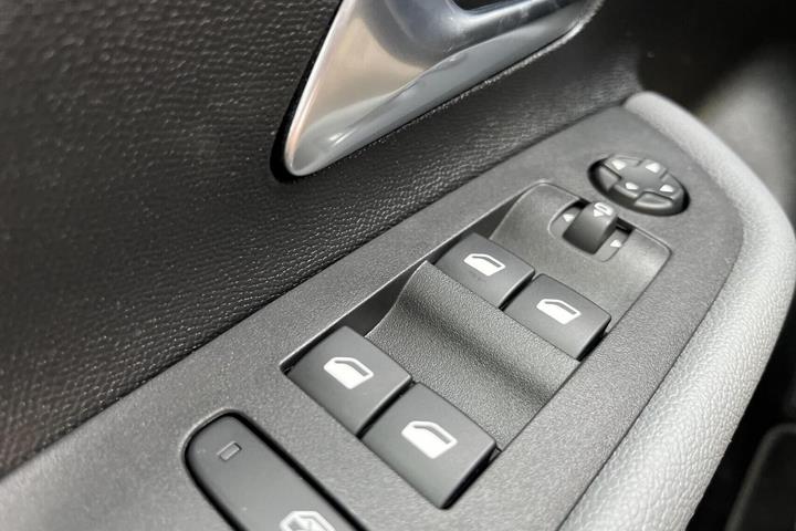 Grøn Opel Mokka-e fra 2023
