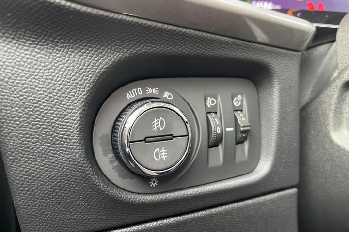 Grøn Opel Mokka-e fra 2023