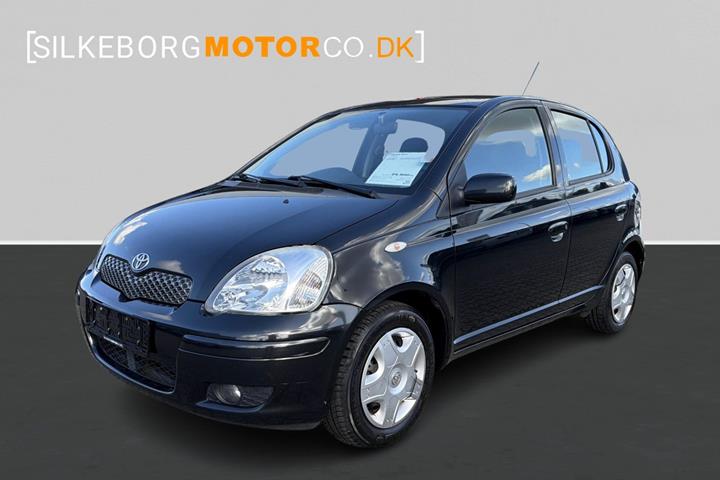 Sort Toyota Yaris fra 2006 set udefra