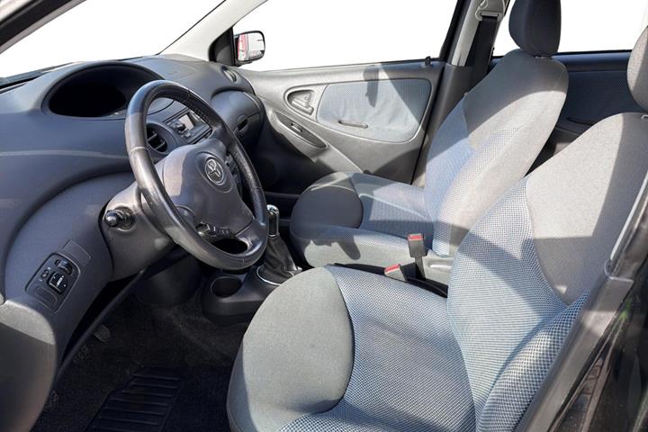 Sort Toyota Yaris fra 2006