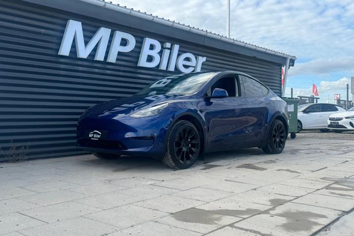 Blå Tesla Model Y fra 2024