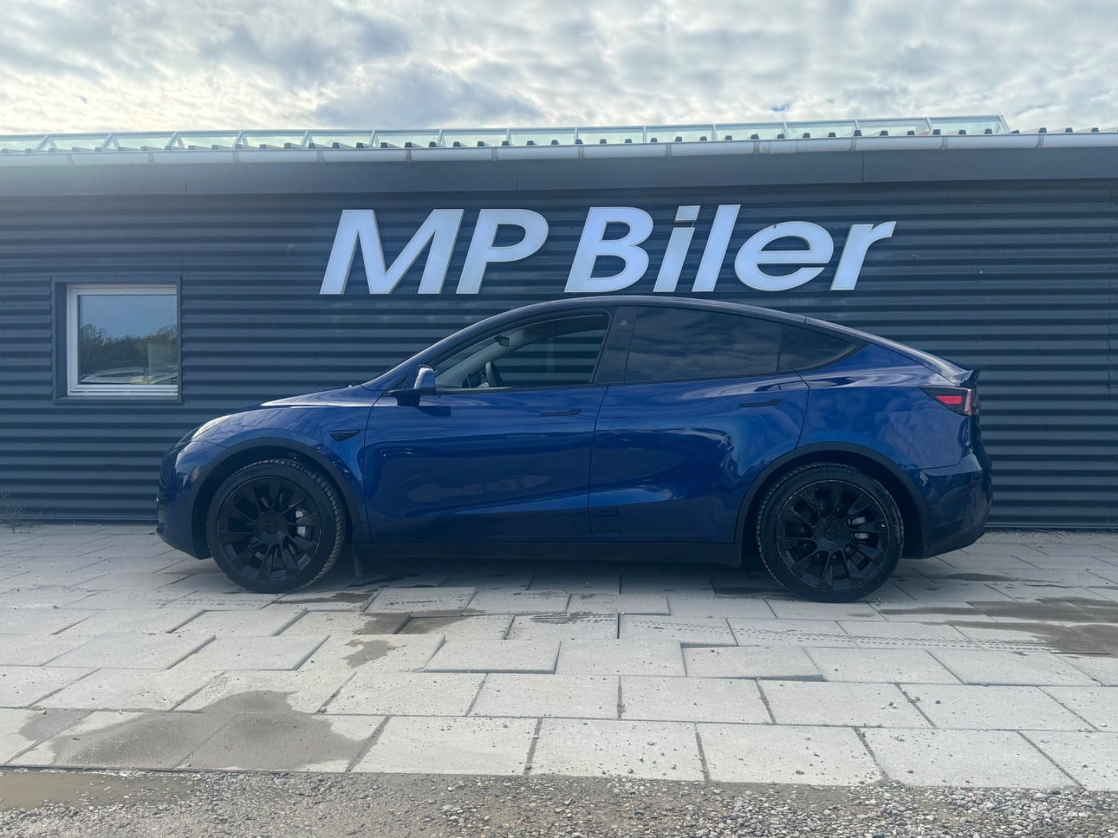 Blå Tesla Model Y fra 2024