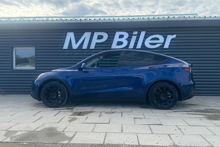 Blå Tesla Model Y fra 2024