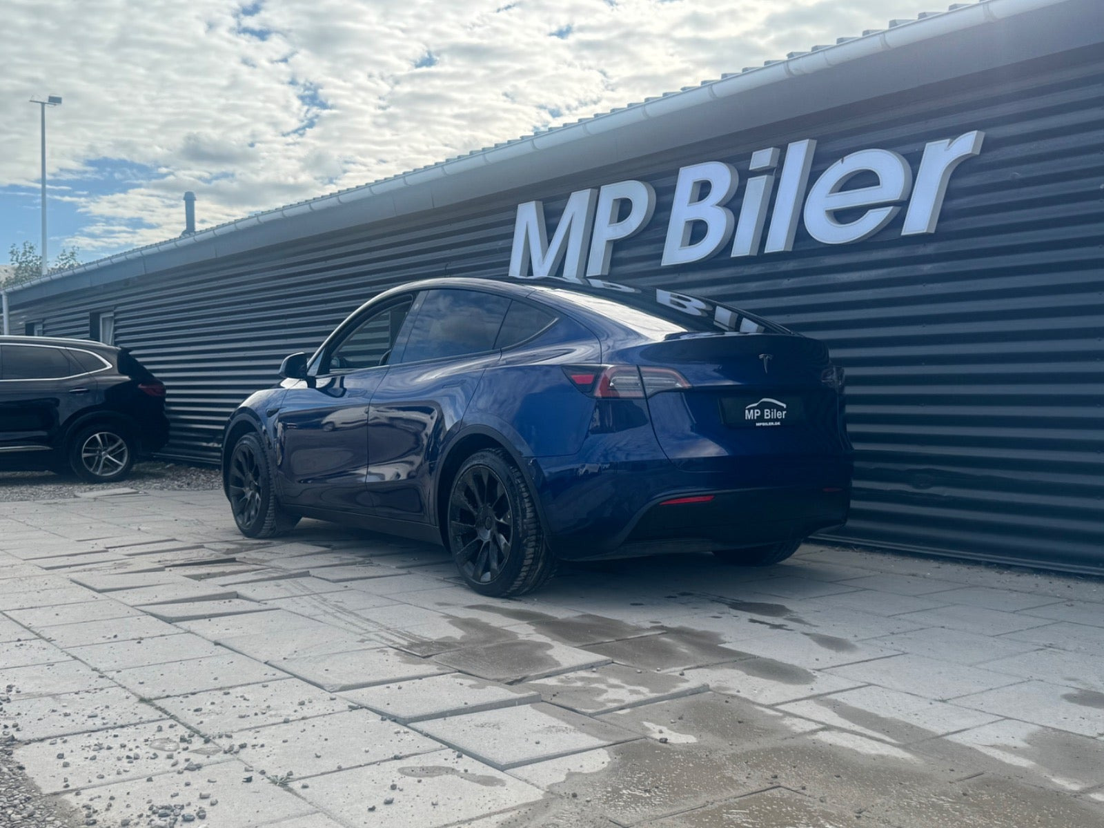 Blå Tesla Model Y fra 2024