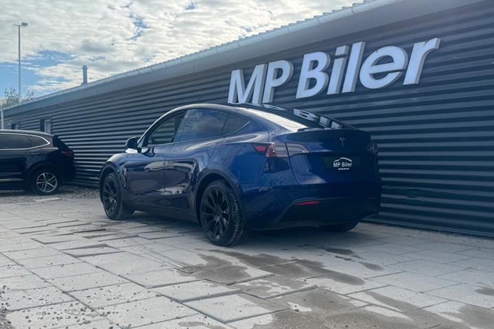 Blå Tesla Model Y fra 2024
