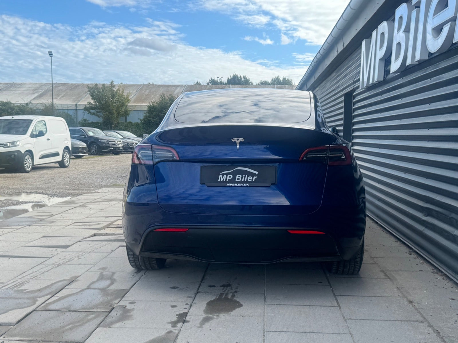 Blå Tesla Model Y fra 2024