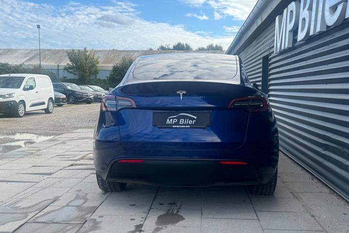 Blå Tesla Model Y fra 2024