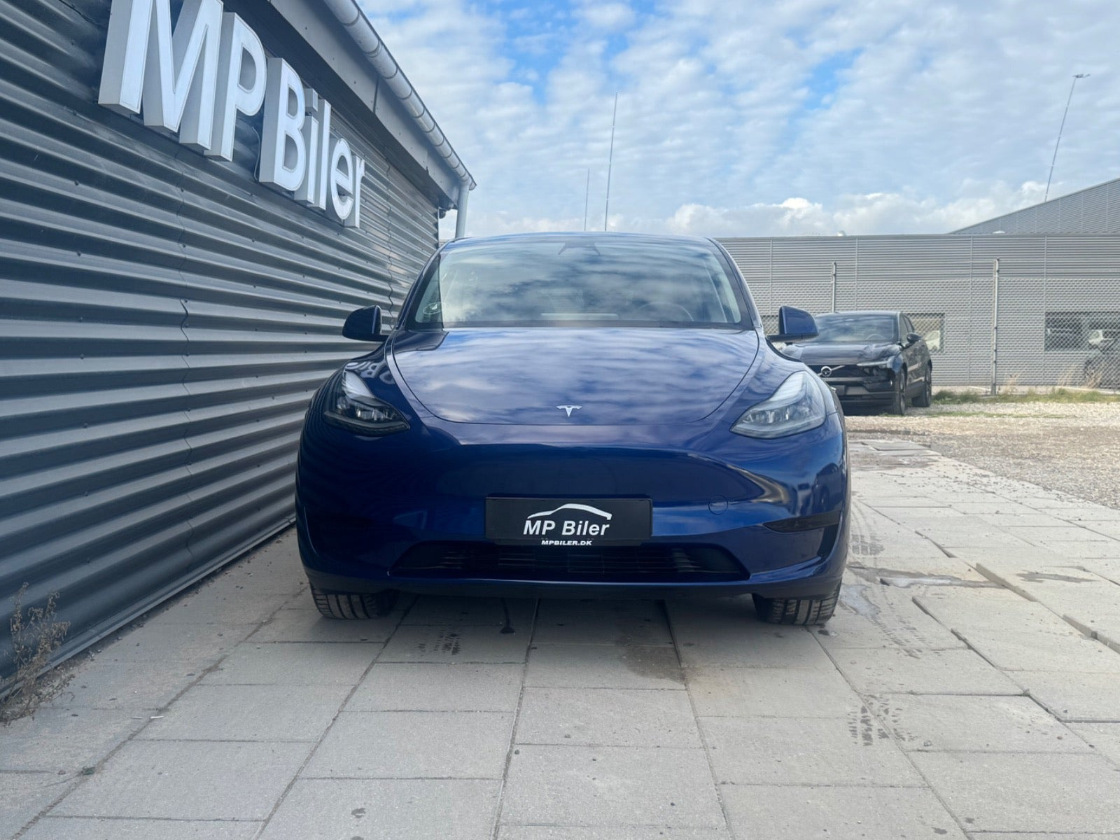 Blå Tesla Model Y fra 2024