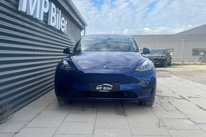 Blå Tesla Model Y fra 2024