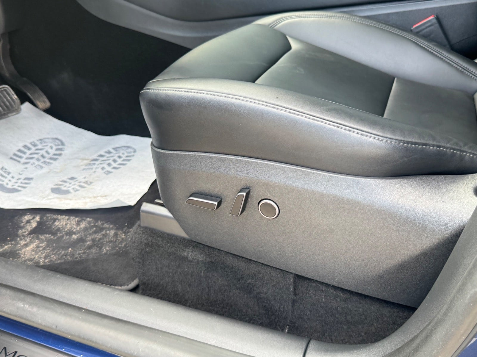 Blå Tesla Model Y fra 2024