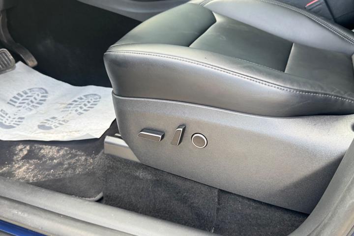 Blå Tesla Model Y fra 2024