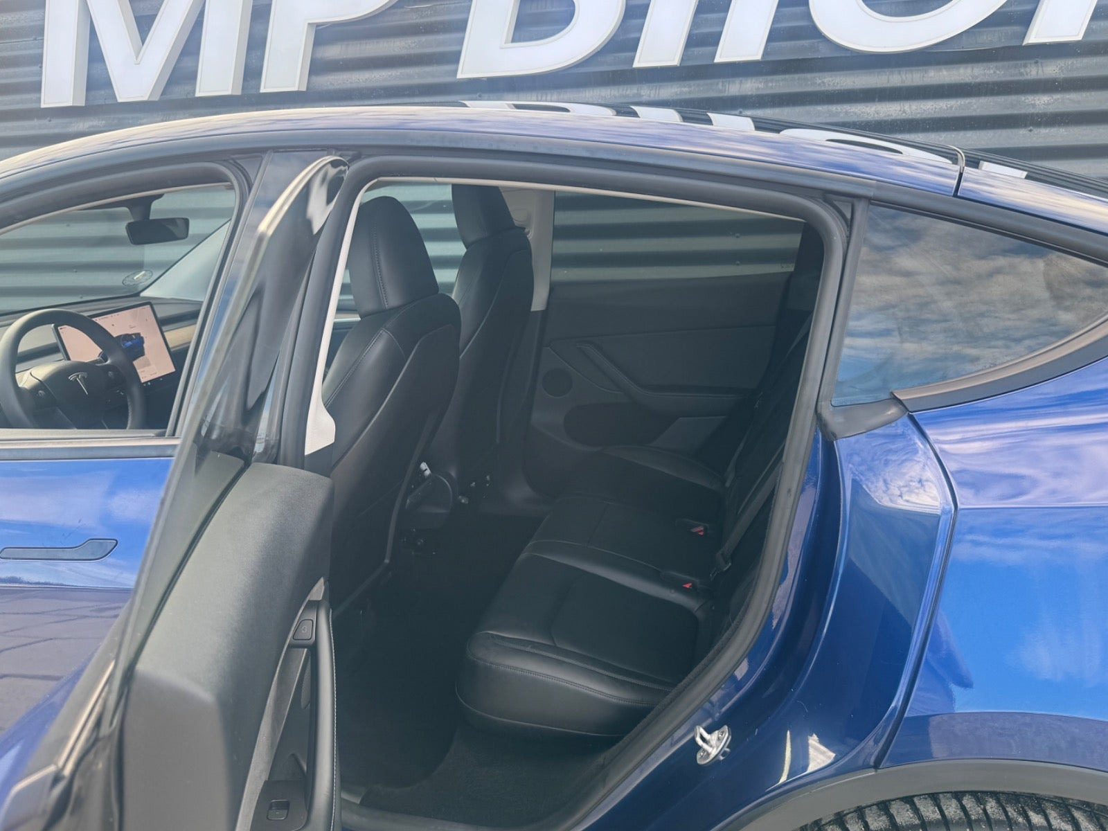 Blå Tesla Model Y fra 2024