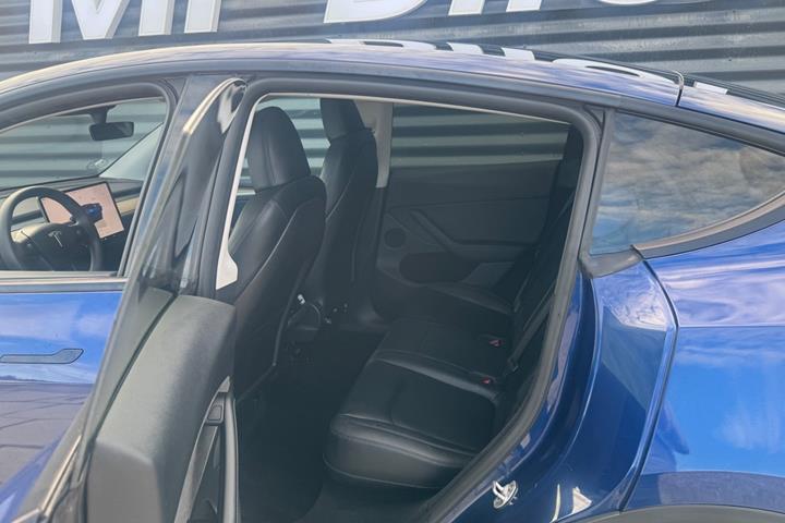 Blå Tesla Model Y fra 2024