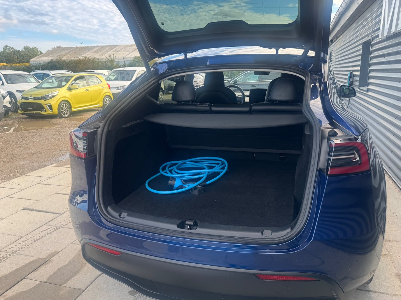 Blå Tesla Model Y fra 2024