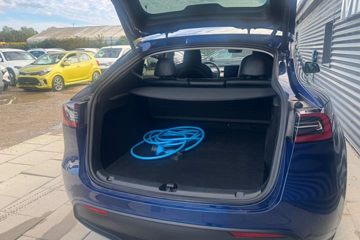 Blå Tesla Model Y fra 2024