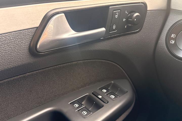 Sort VW Touran fra 2008