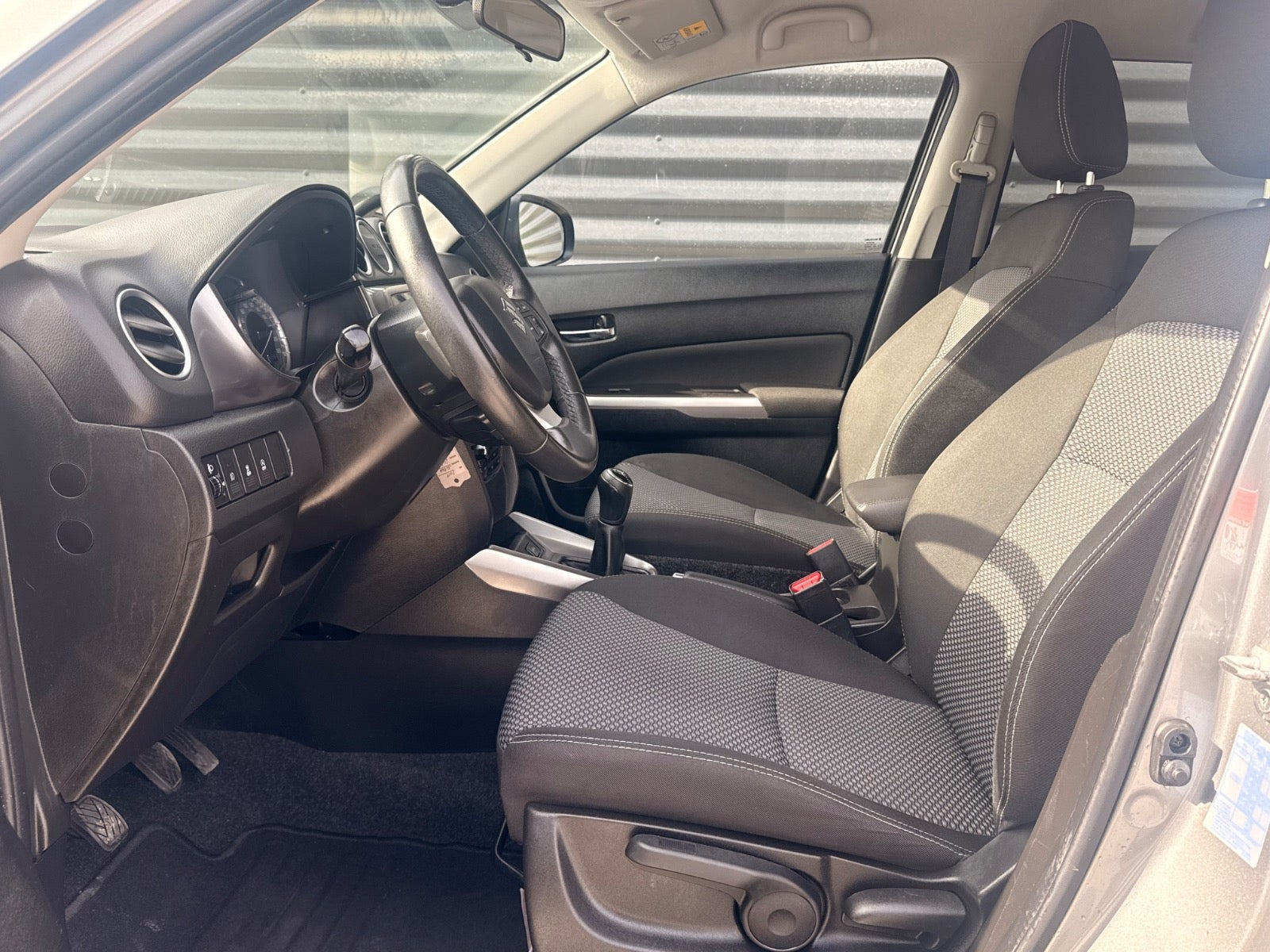 Grå Suzuki Vitara fra 2019