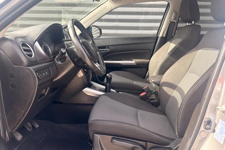 Grå Suzuki Vitara fra 2019