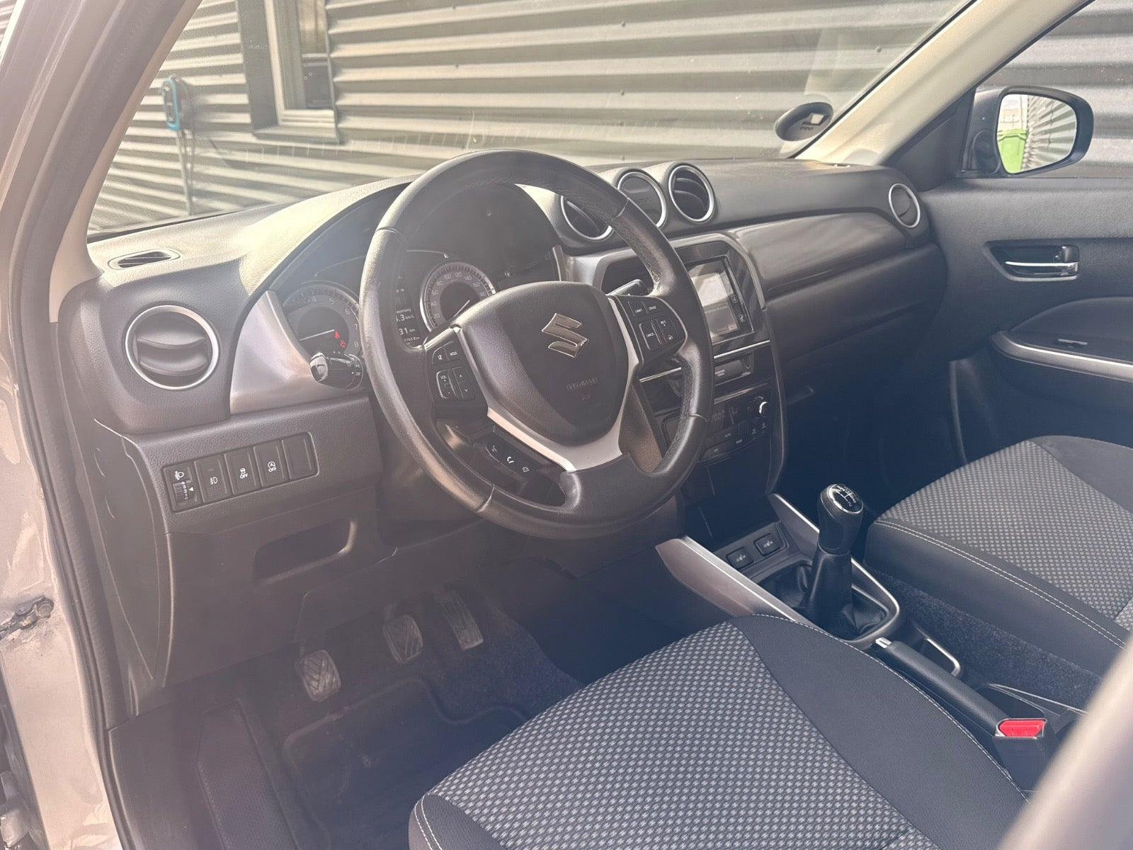Grå Suzuki Vitara fra 2019