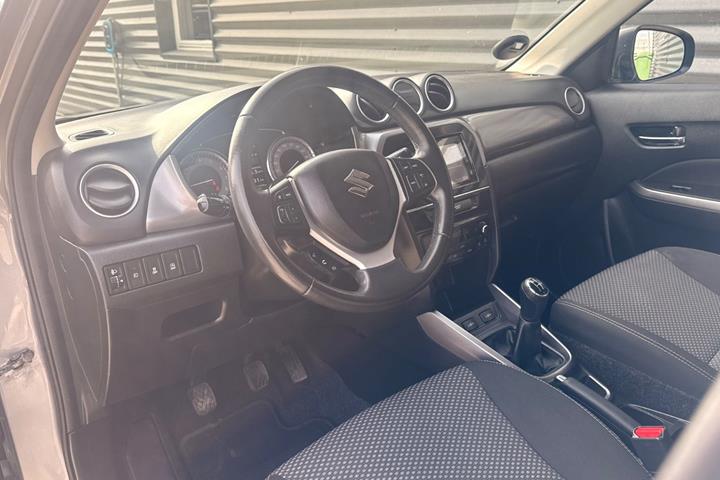 Grå Suzuki Vitara fra 2019