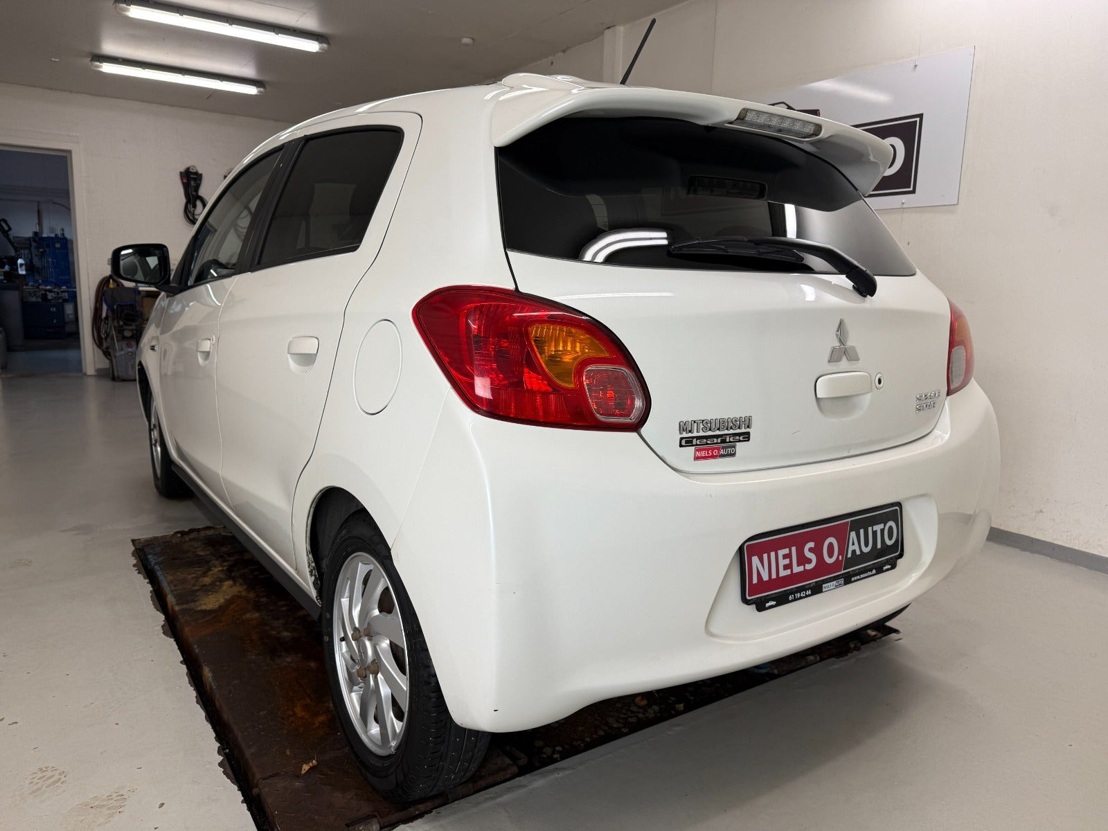 Hvid Mitsubishi Space Star fra 2015